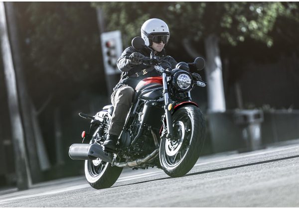 KAWASAKI ELIMINATOR 500 - ČERVENÁ 2026 - CLASSICS & CRUISERS - MOTORKY