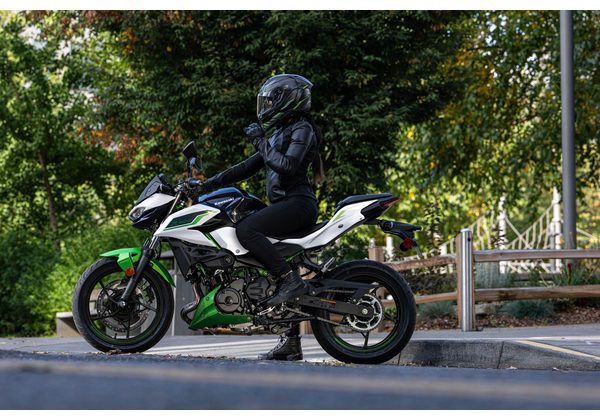 KAWASAKI Z500 SE - BÍLÁ/ZELENÁ 2027 - SUPERNAKED - MOTORKY