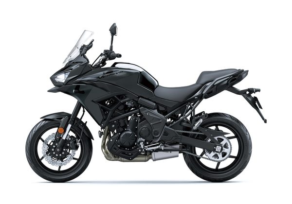 KAWASAKI VERSYS 650 ČERNÁ 2025 - ADVENTURE TOURER - MOTORKY