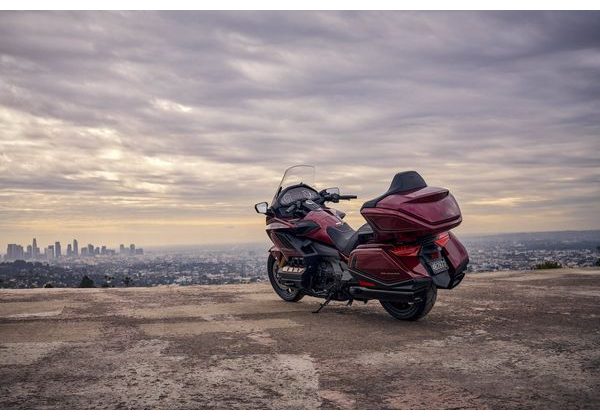 HONDA GL1800 GOLDWING TOUR - ČERVENÁ 2025 - GL1800 GOLD WING TOUR - MOTORKY