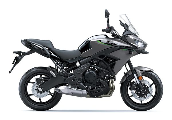 KAWASAKI VERSYS 650 - ŠEDÁ 2026 - ADVENTURE TOURER - MOTORKY