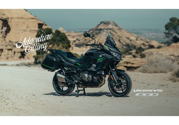 KAWASAKI VERSYS 1000 ŠEDÁ 2023 - ADVENTURE TOURER - MOTORKY