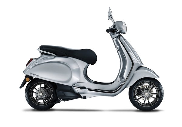 VESPA ELETTRICA L1 E5 - STŘÍBRNÁ - VESPA - SKÚTRY