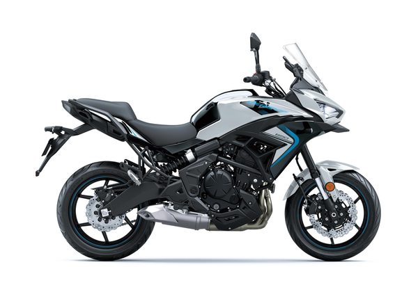 KAWASAKI VERSYS 650 BÍLÁ 2025 - ADVENTURE TOURER - MOTORKY