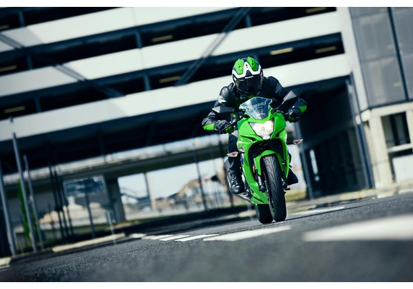KAWASAKI NINJA 125 - ČERNÁ 2027 - SUPERSPORT & SPORT - MOTORKY