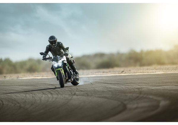 KAWASAKI Z900 - BÍLÁ/ZELENÁ 2027 - SUPERNAKED - MOTORKY