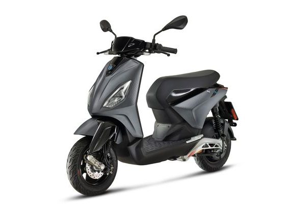 PIAGGIO 1 L3 E5 - ŠEDÁ - ELEKTRICKÉ SKÚTRY - SKÚTRY