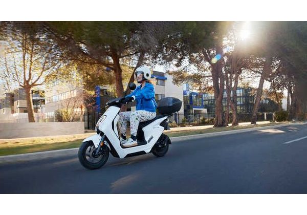 HONDA EM 1E - ŠEDÁ - 2026 - EM1 E: - SKÚTRY