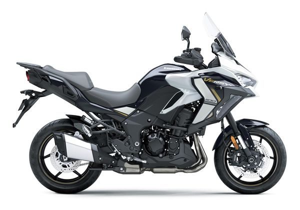 KAWASAKI VERSYS 1100 S BÍLÁ 2025 - ADVENTURE TOURER - MOTORKY