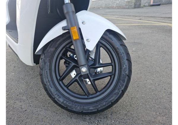 HONDA EM1 E WHITE - NOVINÁŘSKÝ MOTOCYKL - DEMO AKČNÍ MOTOCYKLY - MOTORKY