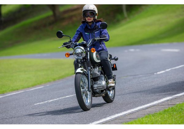 KAWASAKI W230 - TMAVĚ ZELENÁ 2026 - CLASSICS & CRUISERS - MOTORKY