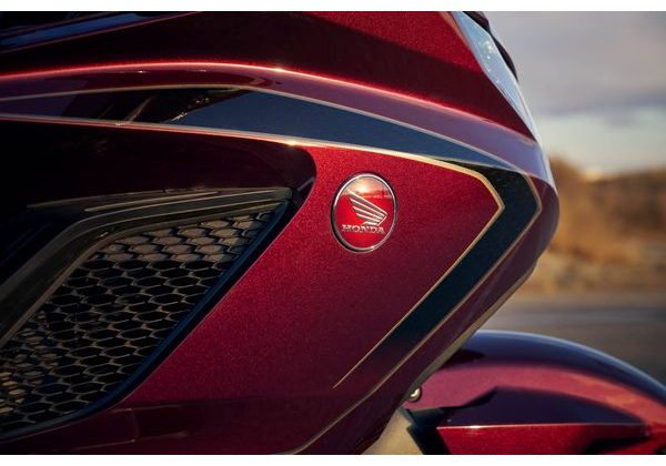 HONDA GL1800 GOLDWING TOUR - ČERVENÁ 2025 - GL1800 GOLD WING TOUR - MOTORKY