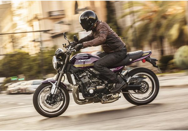 KAWASAKI Z900RS (70 KW) - VÍNOVÁ 2026 - CLASSICS & CRUISERS - MOTORKY
