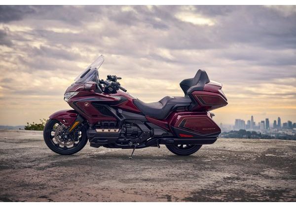 HONDA GL1800 GOLDWING TOUR - ČERVENÁ 2025 - GL1800 GOLD WING TOUR - MOTORKY