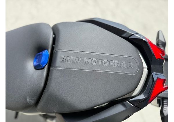 BMW R 1300 R (AKČNÍ SKLADOVÝ MODEL – RACINGBLUE 2026) - AKČNÍ SKLADOVKY - MOTORKY