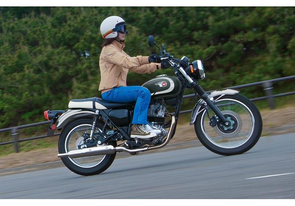 KAWASAKI W230 - TMAVĚ ZELENÁ 2026 - CLASSICS & CRUISERS - MOTORKY