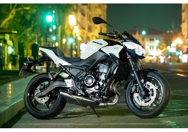 KAWASAKI Z650 - BÍLÁ 2026 - SUPERNAKED - MOTORKY