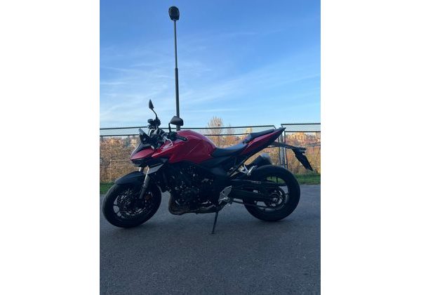 HONDA CB1000 HORNET ČERVENÁ - NOVINÁŘSKÝ MOTOCYKL - HONDA - MOTOBAZAR