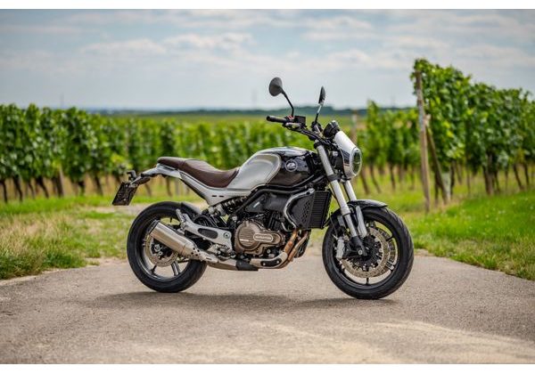 QJMOTOR SRV 550 ČERNÁ - SRV 550 - MOTORKY