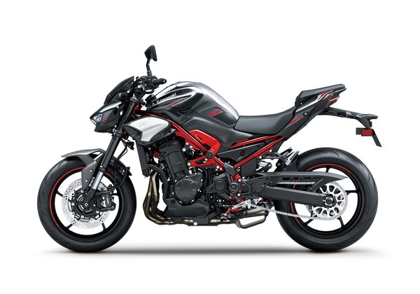 KAWASAKI Z900 ČERVENÁ 2025 - SUPERNAKED - MOTORKY