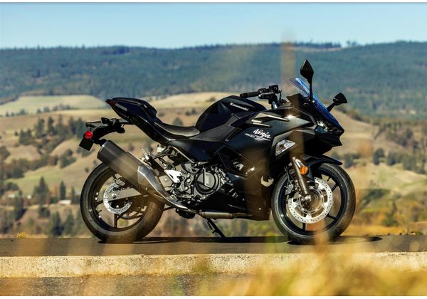 KAWASAKI NINJA 500 - ČERNÁ 2026