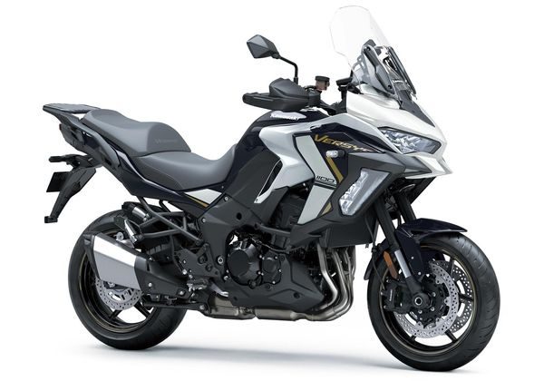 KAWASAKI VERSYS 1100 S BÍLÁ 2025 - ADVENTURE TOURER - MOTORKY