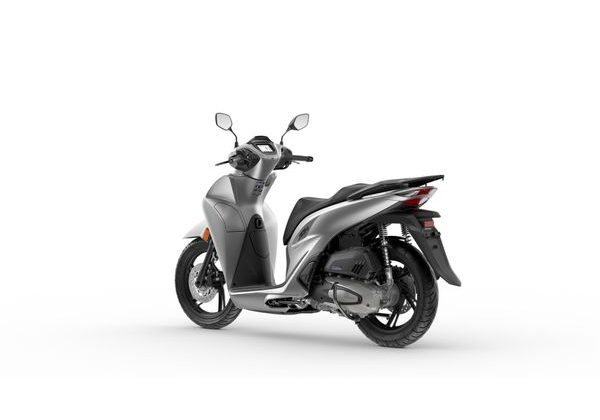 HONDA SH150 - STŘÍBRNÁ 2026 - SH150 - SKÚTRY