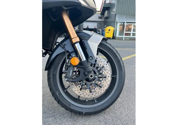 HONDA NT1100DE ŠEDÁ - NOVINÁŘSKÝ MOTOCYKL - HONDA - MOTOBAZAR