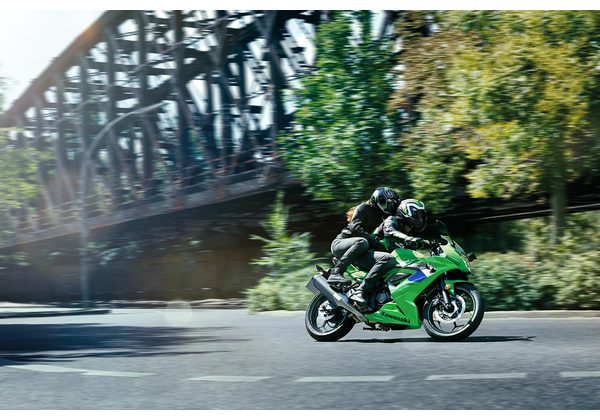 KAWASAKI NINJA 125 - ŠEDÁ 2027 - SUPERSPORT & SPORT - MOTORKY