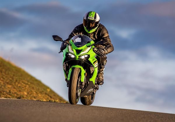 KAWASAKI NINJA ZX-6R ČERNÁ 2025 - SUPERSPORT & SPORT - MOTORKY