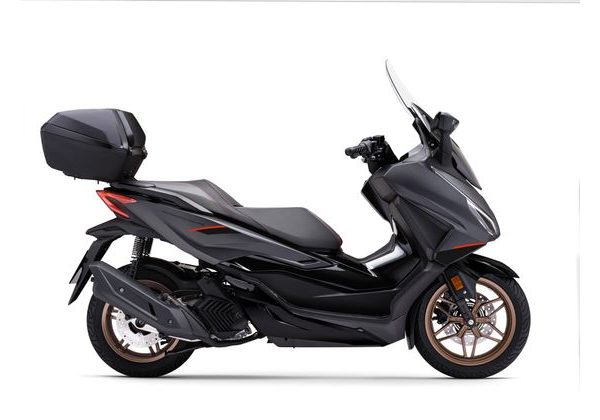 HONDA FORZA 125 - TMAVÁ ŠEDÁ 2025 (SE) - FORZA 125 - SKÚTRY