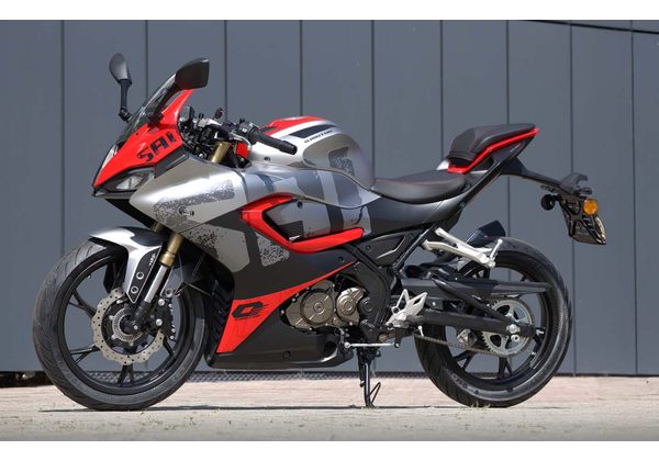 QJMOTOR SRK 125R - ŠEDÁ - SRK 125 R - MOTORKY