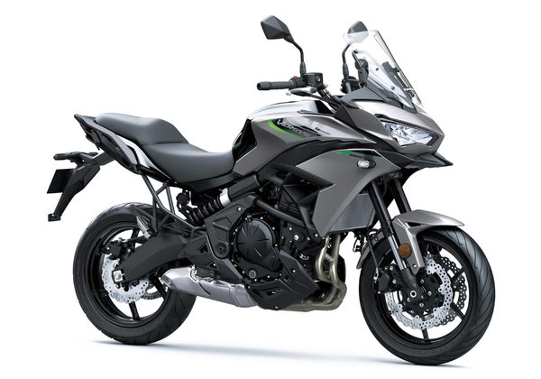 KAWASAKI VERSYS 650 - ŠEDÁ 2026 - ADVENTURE TOURER - MOTORKY