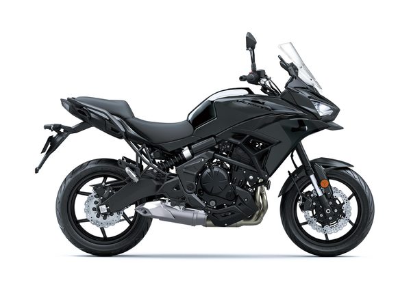 KAWASAKI VERSYS 650 ČERNÁ 2025 - ADVENTURE TOURER - MOTORKY