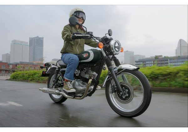 KAWASAKI W230 - TMAVĚ ZELENÁ 2026 - CLASSICS & CRUISERS - MOTORKY