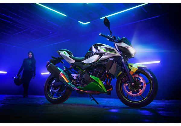KAWASAKI Z500 SE - BÍLÁ/ZELENÁ 2027 - SUPERNAKED - MOTORKY