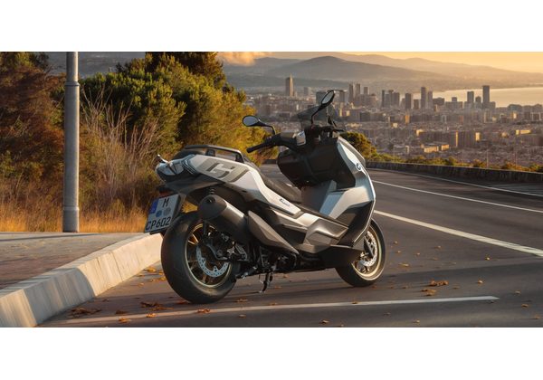 BMW C 400 X - BLACKSTROM 2025 - URBAN MOBILITY - MOTORKY