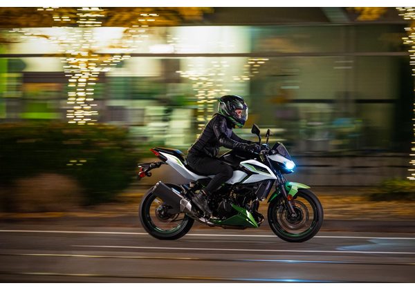 KAWASAKI Z500 SE - BÍLÁ/ZELENÁ 2027 - SUPERNAKED - MOTORKY