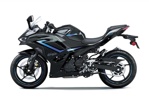KAWASAKI NINJA 500 SE - ČERNÁ 2026 PŘEDOBJEDNÁVKA