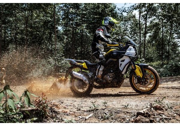 QJMOTOR SVT 650X ŠEDO - ŽLUTÁ - SVT 650X - MOTORKY