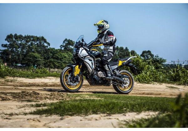 QJMOTOR SVT 650X ŠEDO - ŽLUTÁ - SVT 650X - MOTORKY