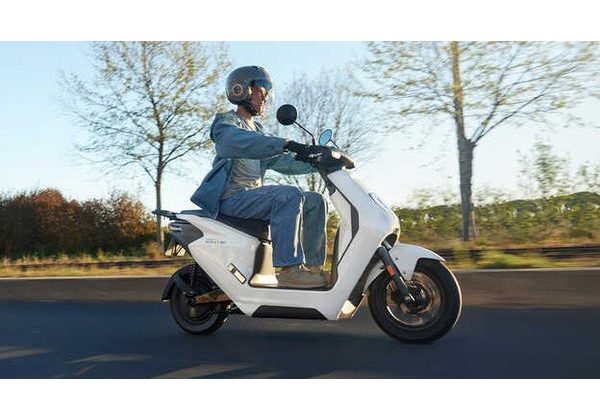 HONDA EM 1E - ČERNÁ - 2026 - EM1 E: - SKÚTRY