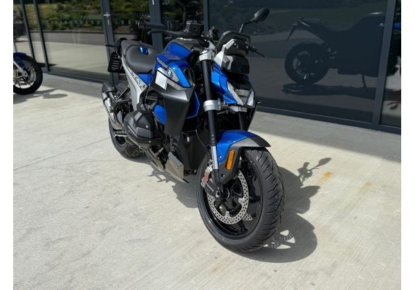 BMW R 1300 R (AKČNÍ SKLADOVÝ MODEL – RACINGBLUE 2026) - AKČNÍ SKLADOVKY - MOTORKY