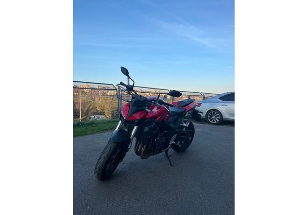 HONDA CB1000 HORNET ČERVENÁ - NOVINÁŘSKÝ MOTOCYKL - HONDA - MOTOBAZAR