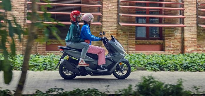 Ke skútru HONDA PCX125 dostaneš přilbu ZDARMA