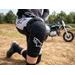 DĚTSKÉ CHRÁNIČE KOLEN ALPINESTARS BIONIC PLASMA (2026) – ČERNÁ/ČERVENÁ/BÍLÁ: ANATOMICKÝ STŘIH, TECHNOLOGIE PLASMA A MAXIMÁLNÍ VENTILACE - CHRÁNIČE NOHOU - NA MOTORKÁŘE