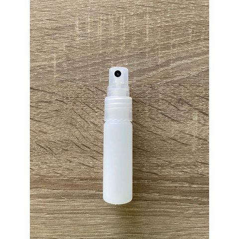 MALÁ KAPESNÍ PLASTOVÁ LAHVIČKA 15 ML S ROZPRAŠOVAČEM