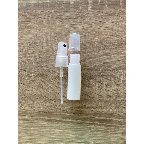 MALÁ KAPESNÍ PLASTOVÁ LAHVIČKA 15 ML S ROZPRAŠOVAČEM