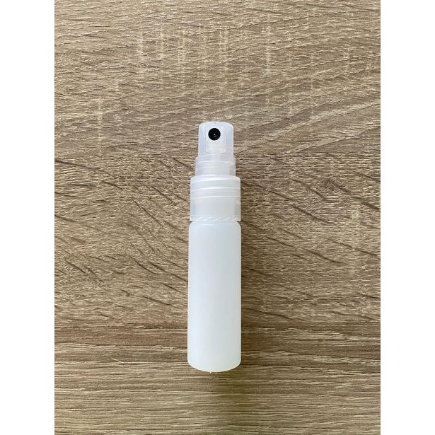 Malá kapesní plastová lahvička 15 ml s rozprašovačem