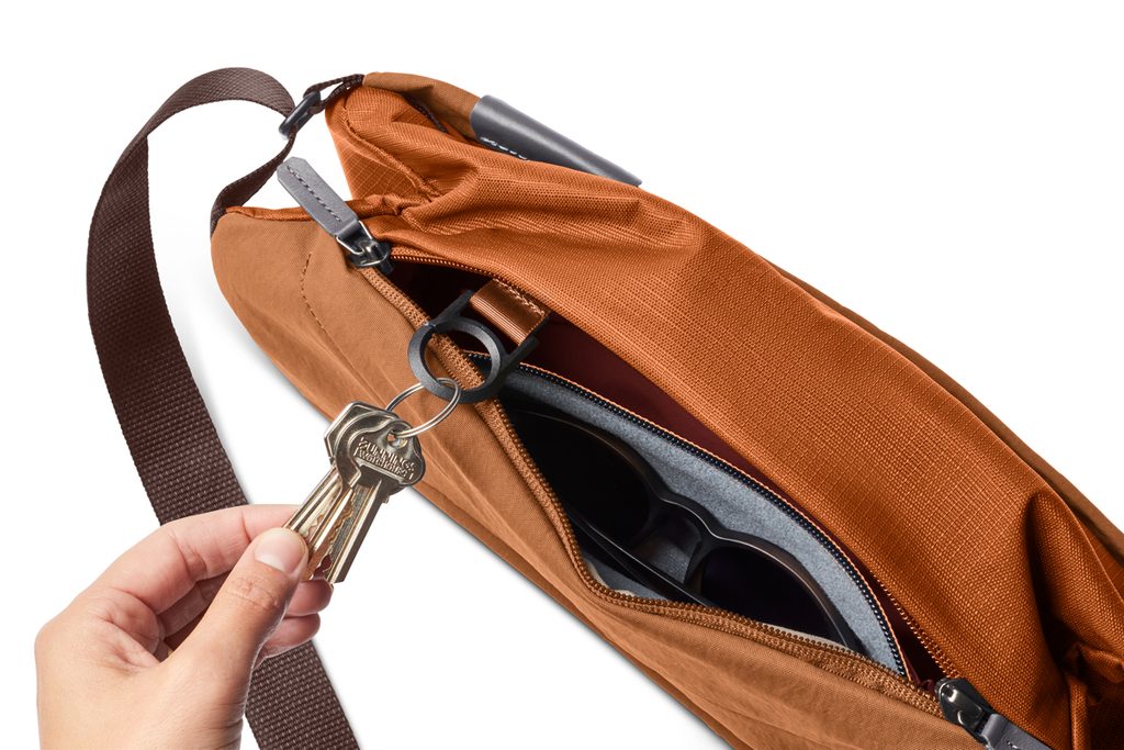 ★TOUT Y EST★ BELL SLINGBAG BROWN 5004345186 Torba Bellroy Sling - Bellroy - Torby i walizki - W podróż